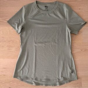 REI - WOMAN'S T-SHIRT - SIZE SMALL - EXCELLENT CONDITION - WORN ONCE